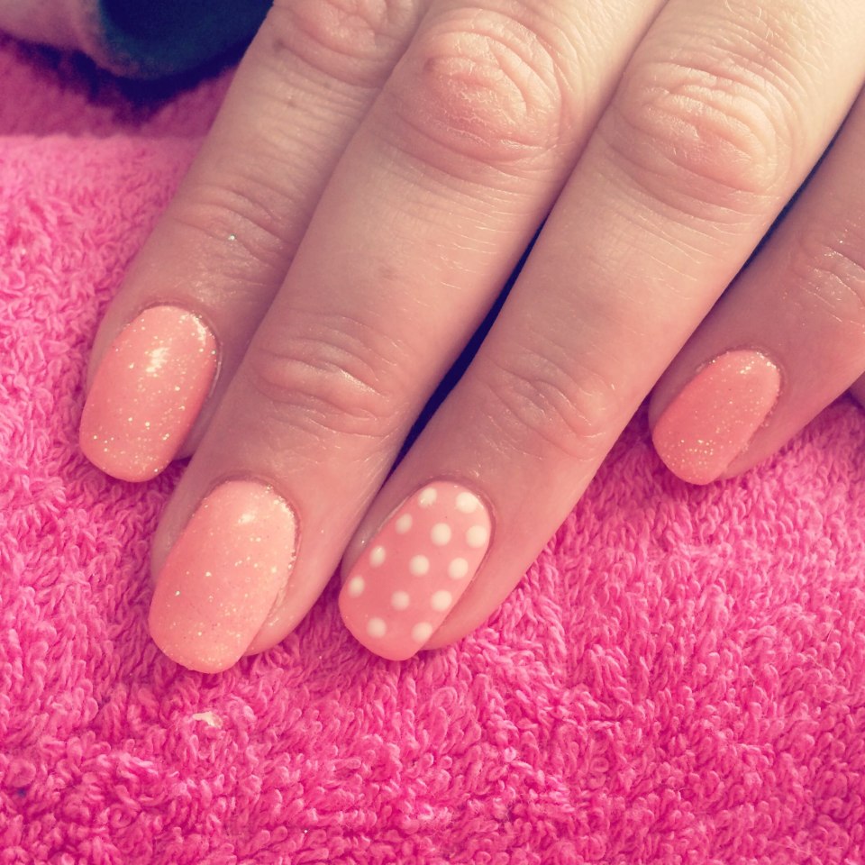 Персиковый маникюр