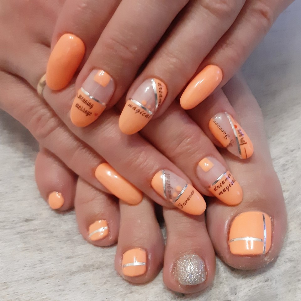 Маникюр кораллового цвета