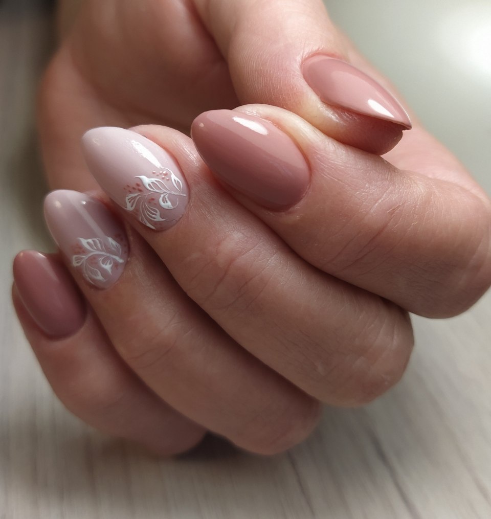 Коралловый маникюр на овальные ногти