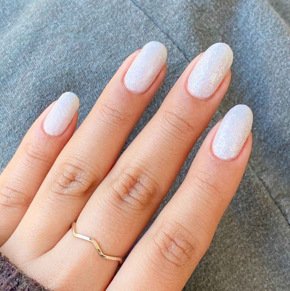 Бежевый маникюр с полосками