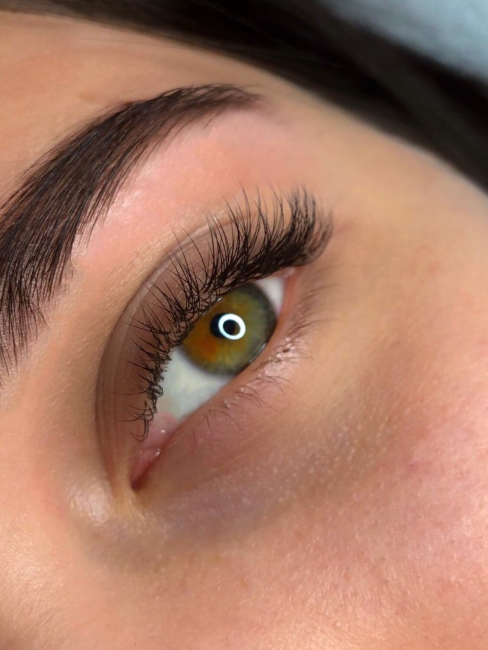 Большие зрачки и нарощенные ресницы