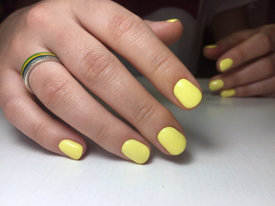 Желтые матовые ногти короткие