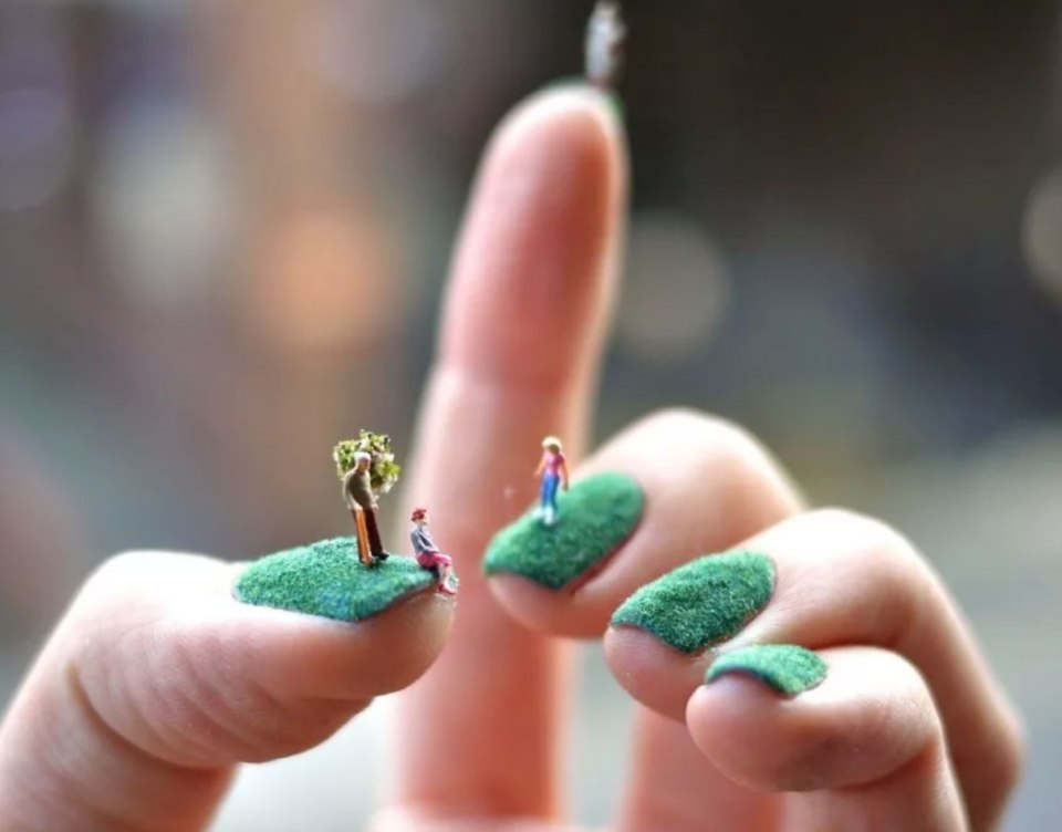 Странный маникюр