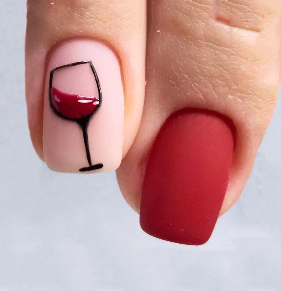 Бокал вина на ногтях
