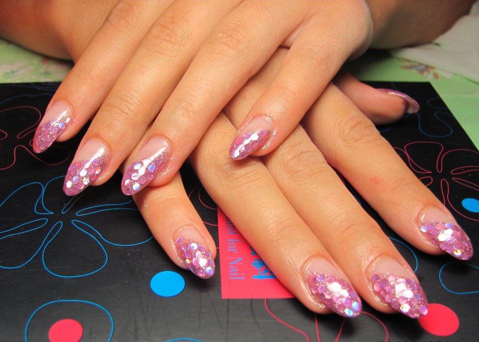 Розовый френч на ногтях