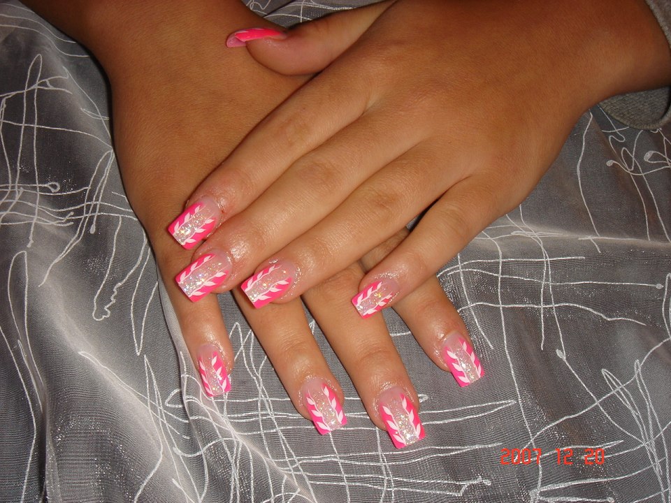 Маникюр френч розовый