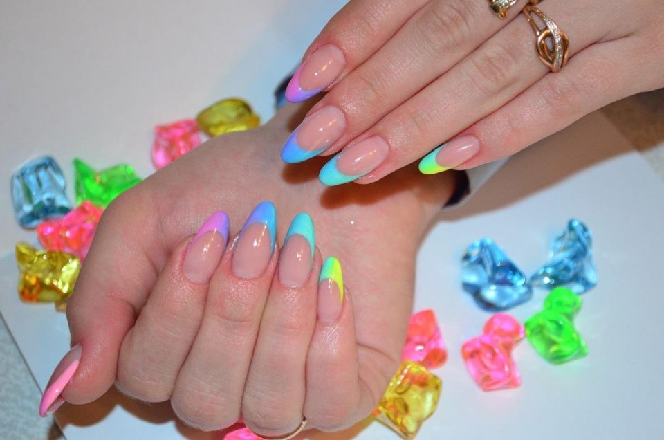 Французский маникюр цветной