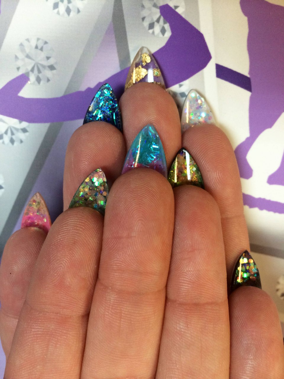 Ногти с блестками внутри ногтя