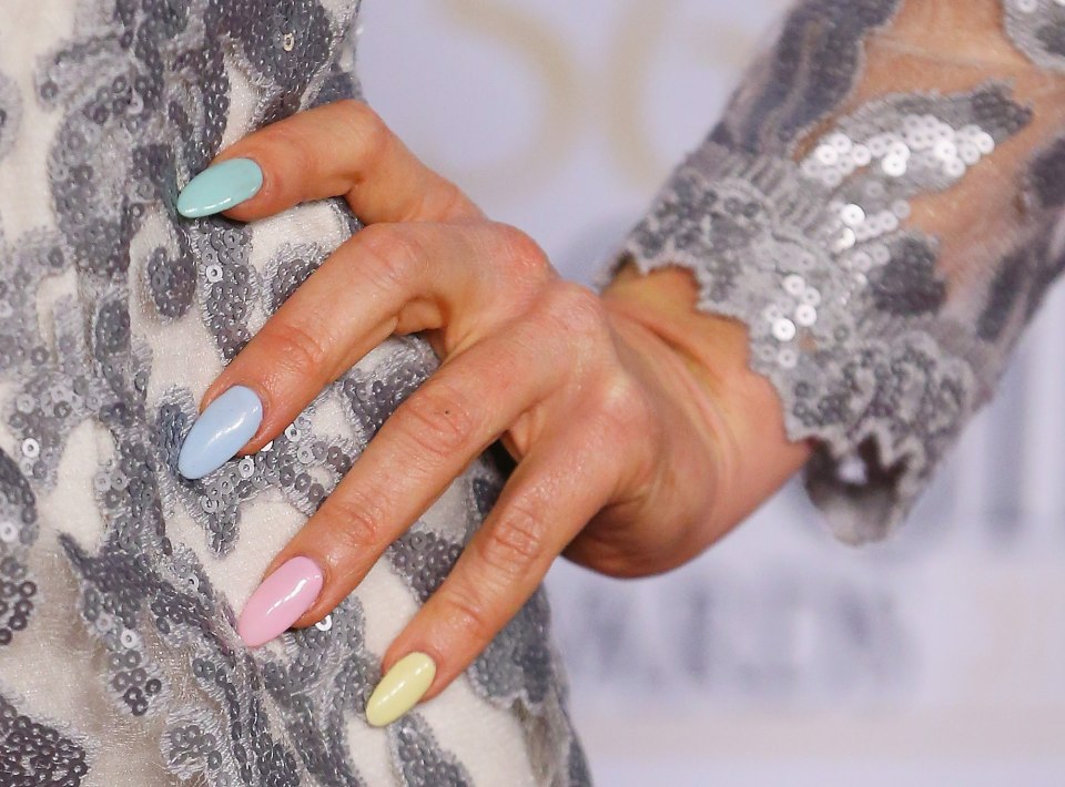 Французский маникюр с блестками