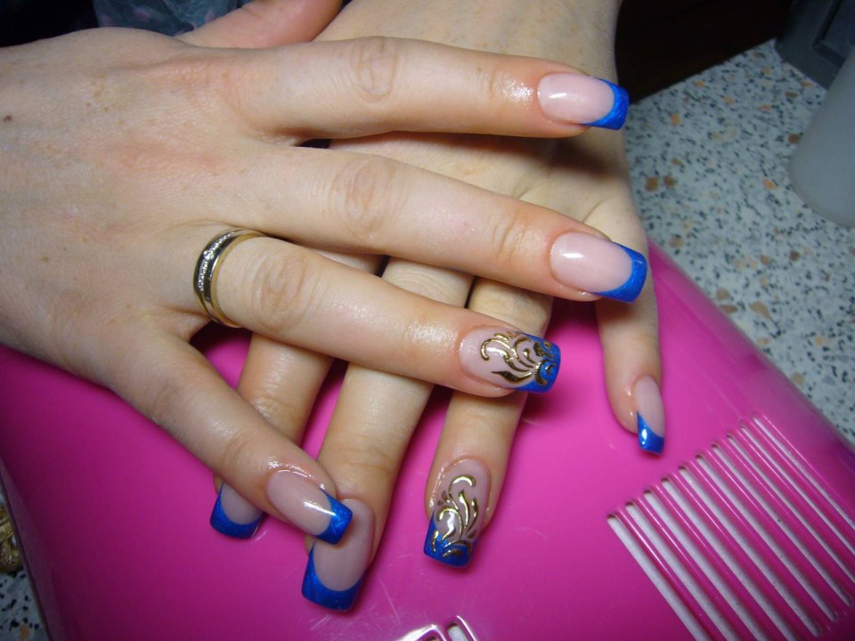 Нарощенные ногти синий френч