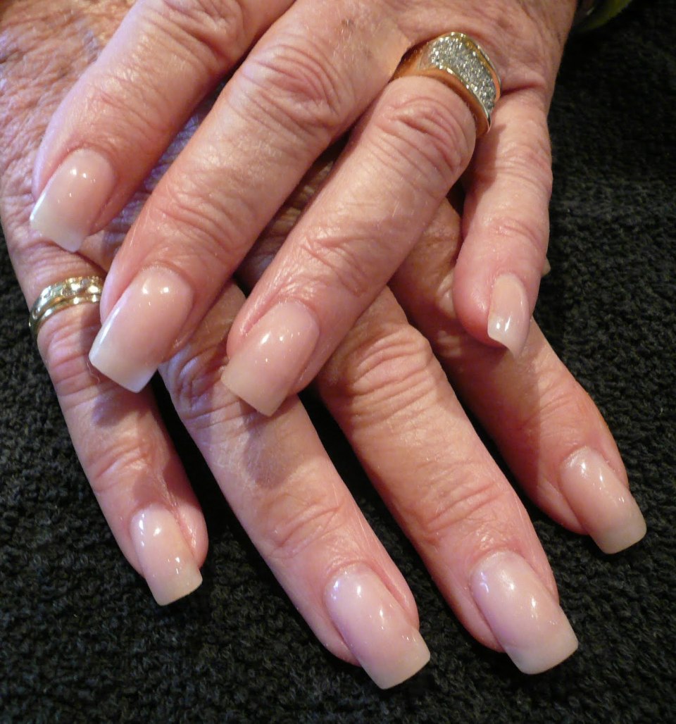 Сиреневые ногти