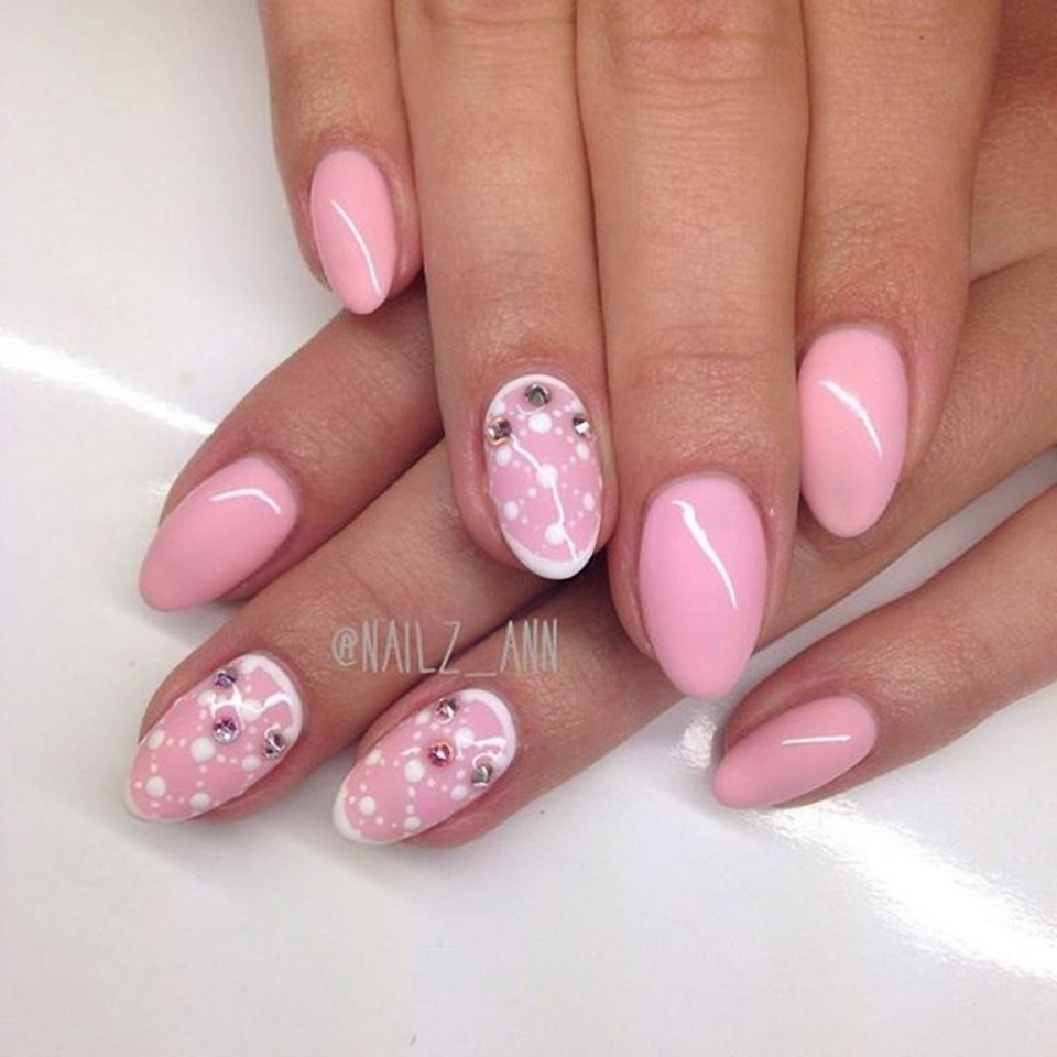 Розовые овальные ногти