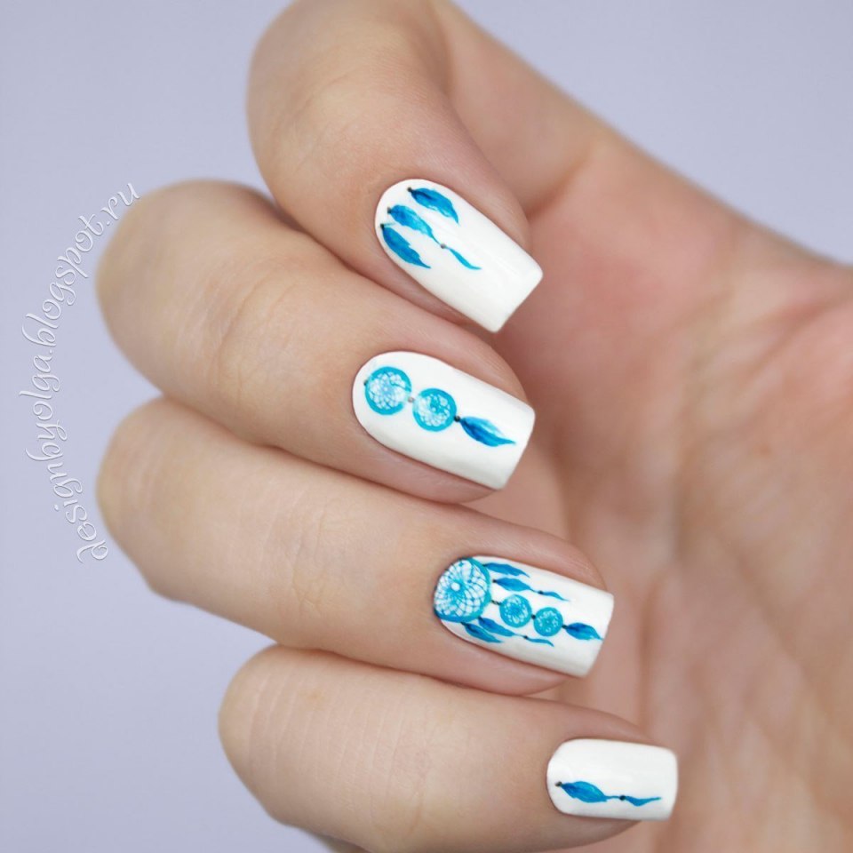 Голубой маникюр с наклейками
