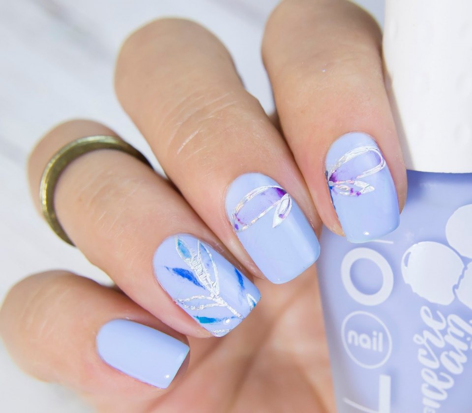 Голубой маникюр со стрекозой