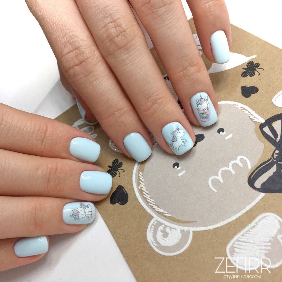 Маникюр голубой с белым с наклейками