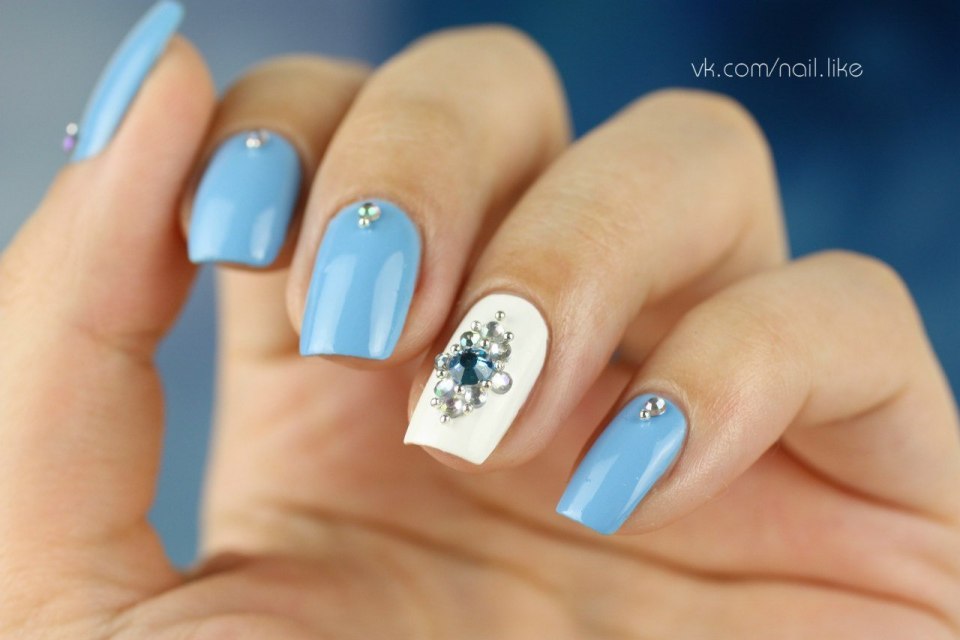 Голубые ногти с символом года 2020