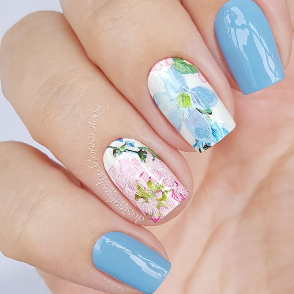 Голубой маникюр