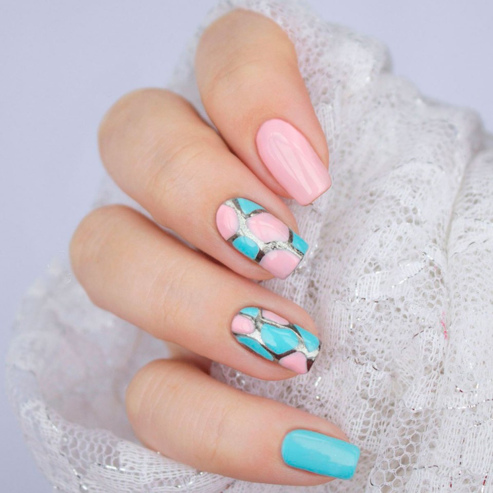 Голубой маникюр с ромашками