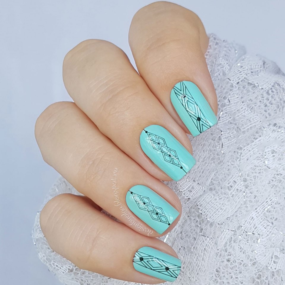 Бирюзовый маникюр с наклейками