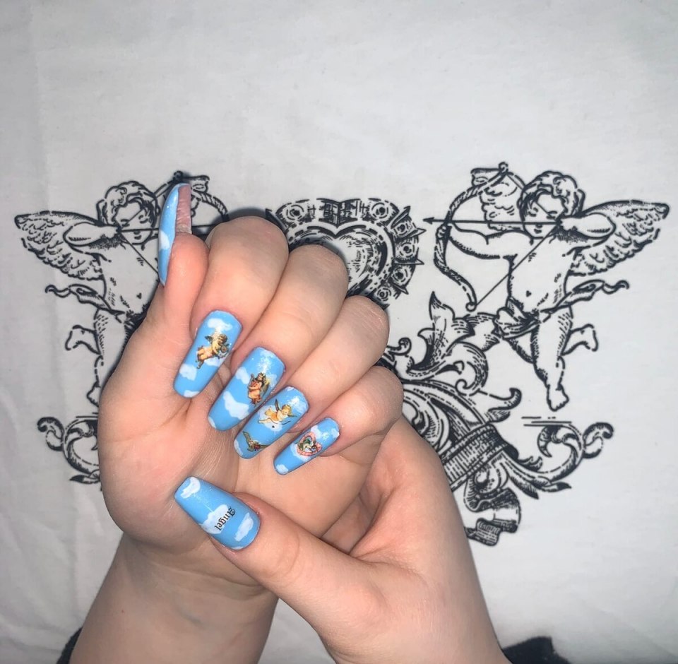 Голубой маникюр с наклейками надписями