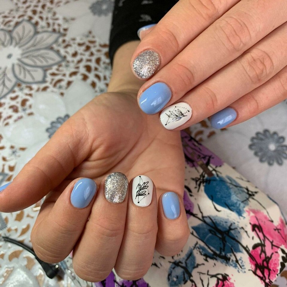 Ногти голубые с серебром