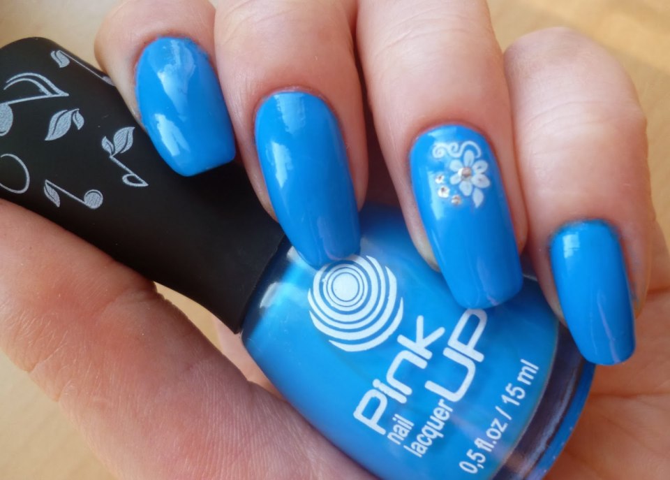 Икюр с голубым лаком со стразами