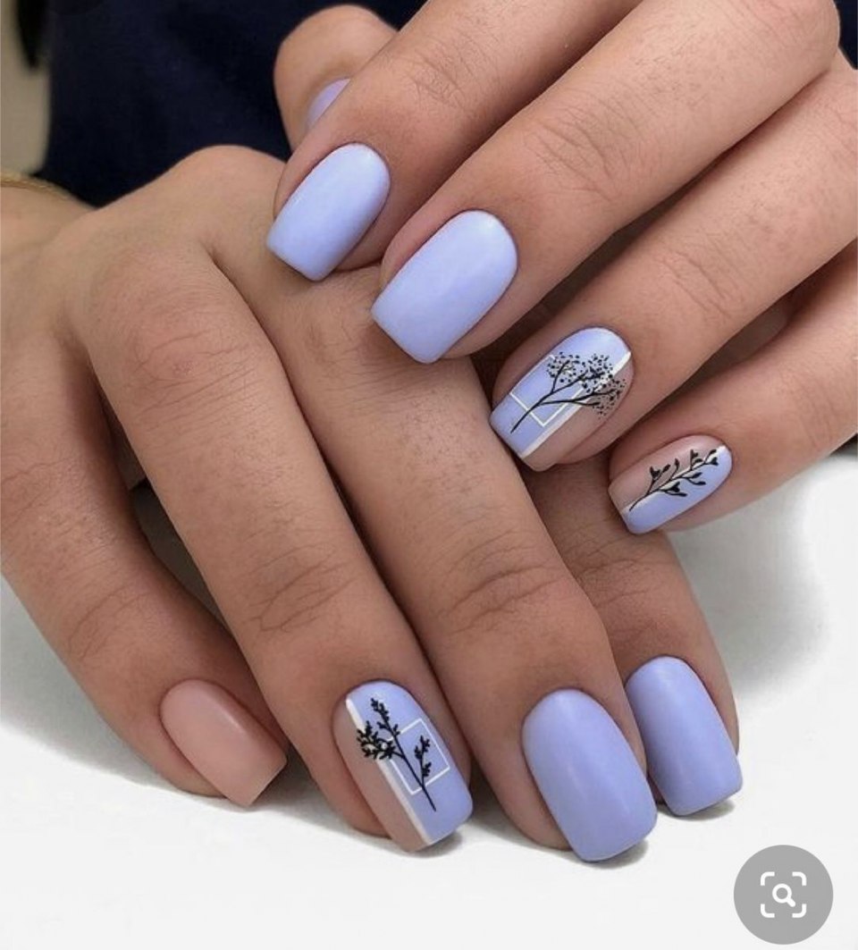 Голубой маникюр