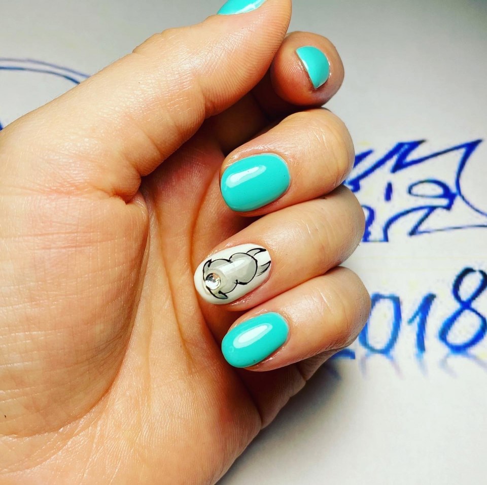 Голубой маникюр с зайкой