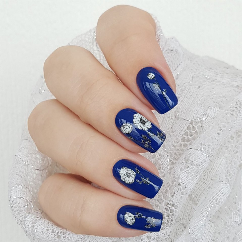 Синий маникюр с наклейками