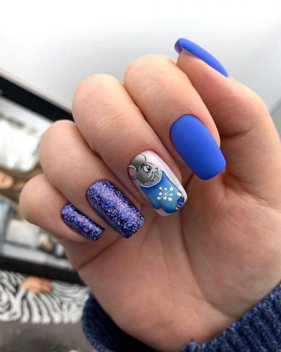 Синий маникюр 2020