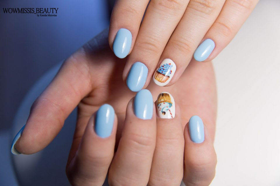 Маникюр нежный голубой с наклейками