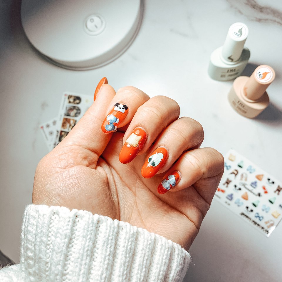 Голубой маникюр с наклейками