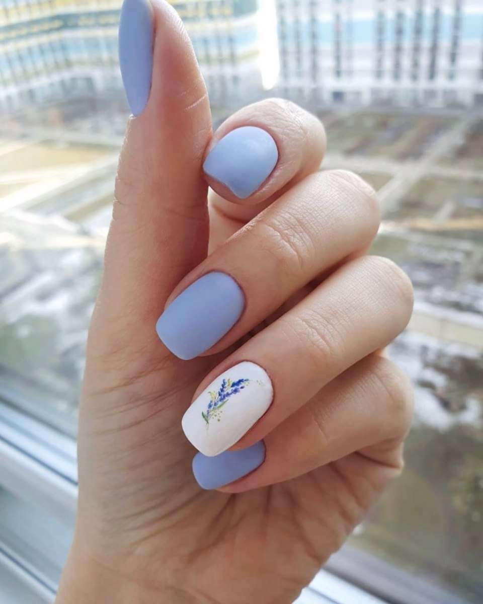 Голубые цветы на ногтях