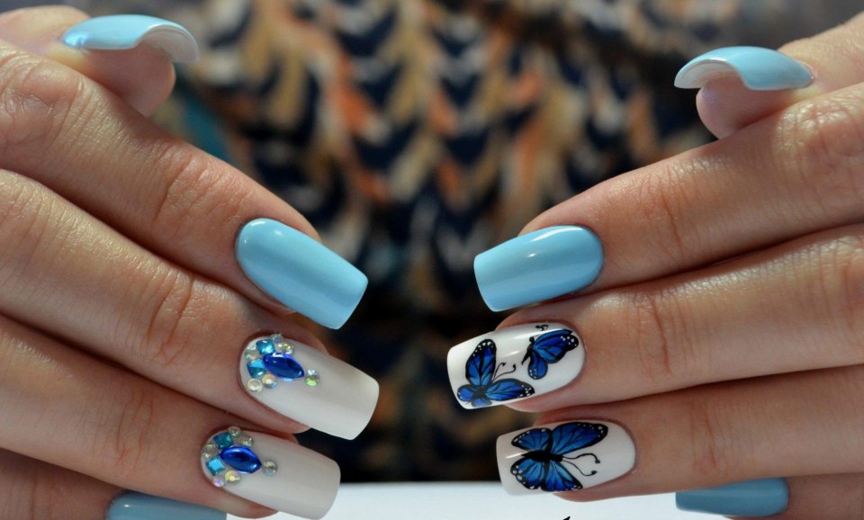 Голубой маникюр с бабочками