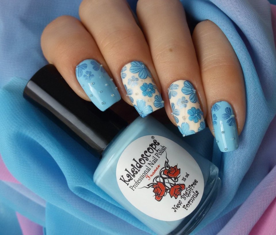 Голубой маникюр со стемпингом