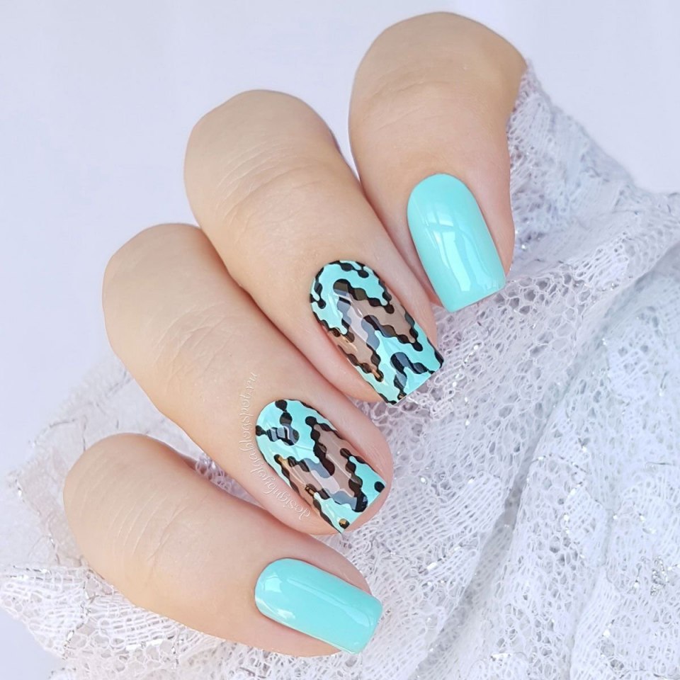 Маникюр с серебряными полосками