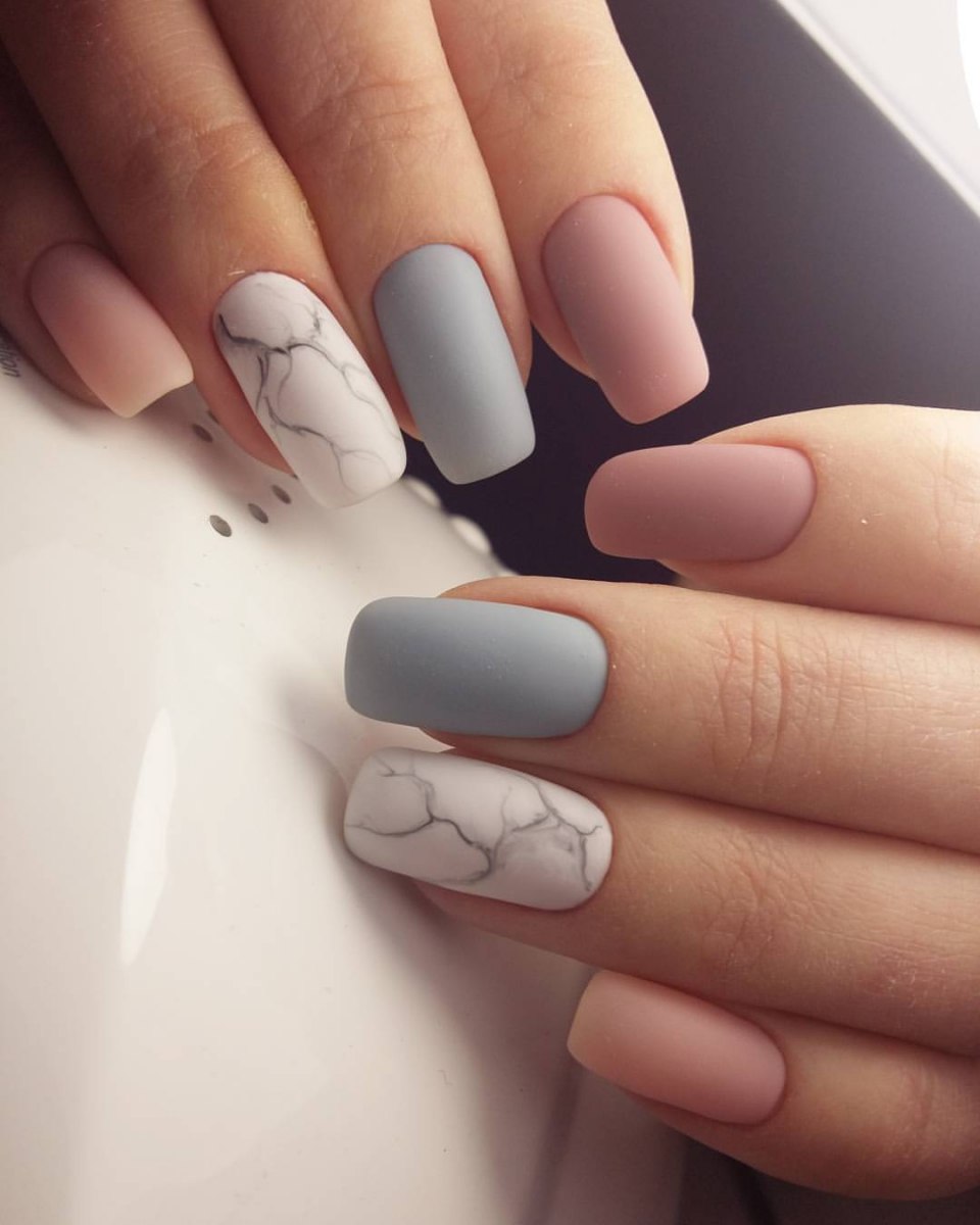 Серебристый маникюр