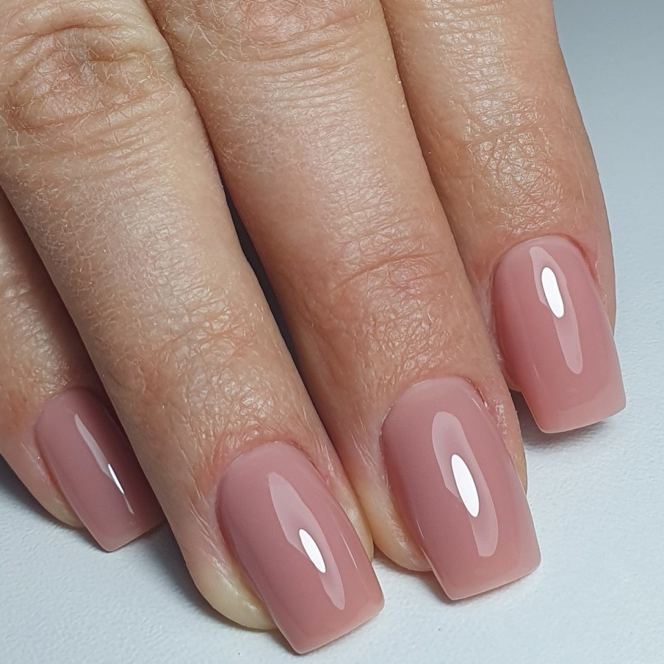 Розовый нюдовый маникюр