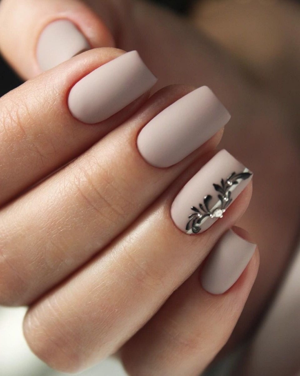 Светлый нюдовый маникюр на короткие ногти