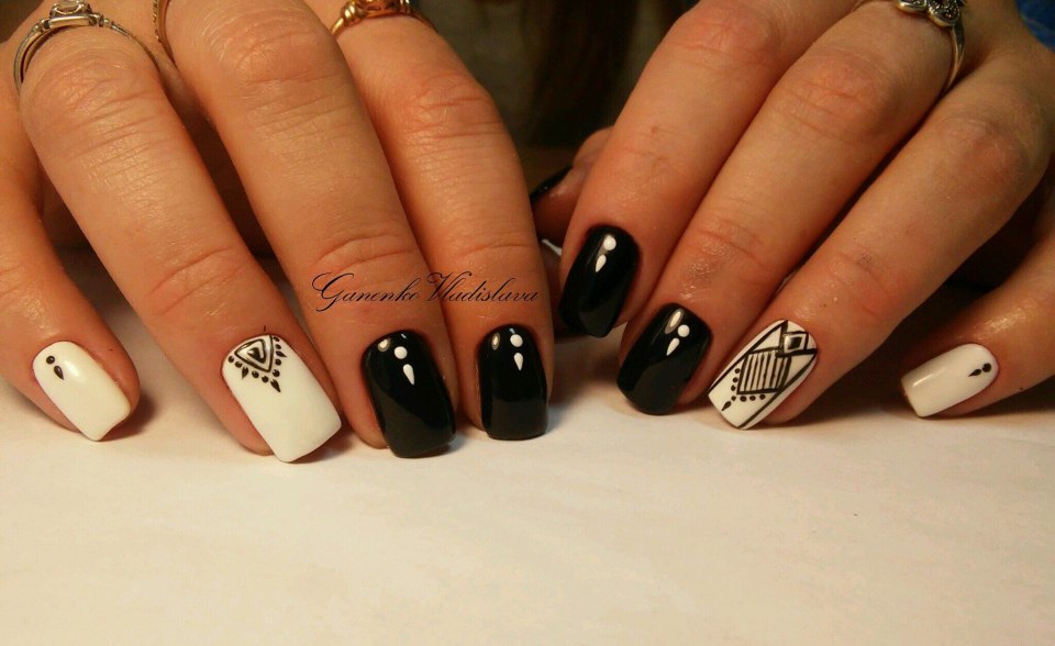 Черно белые с узором ногти квадратные