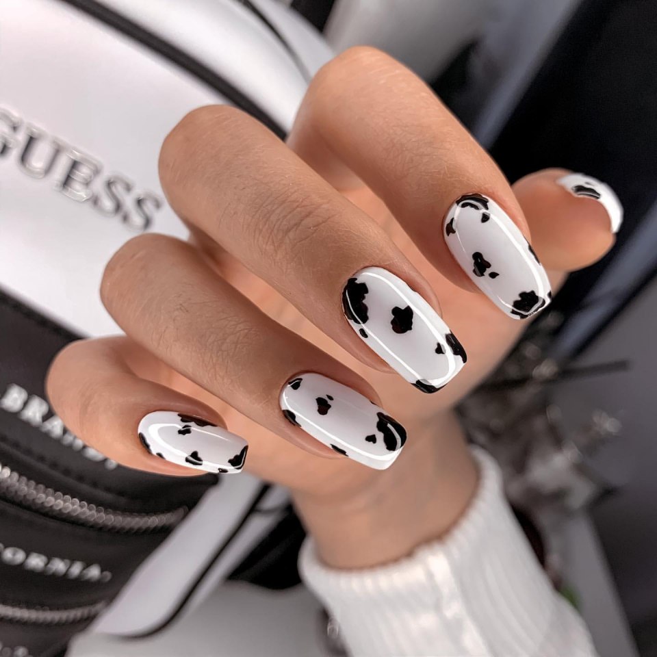 Маникюр коровка