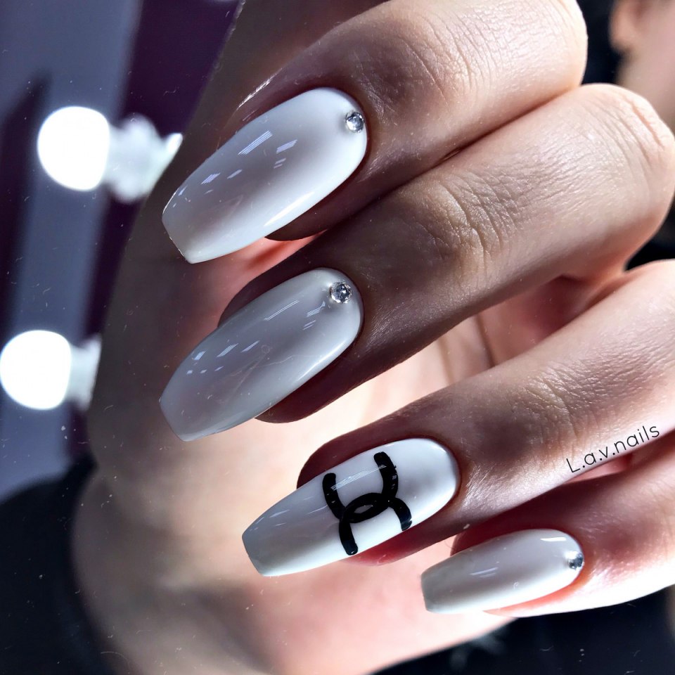 Белый маникюр Шанель