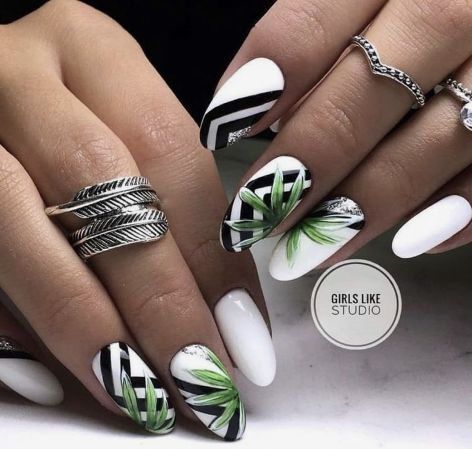 Белый маникюр с пальмами