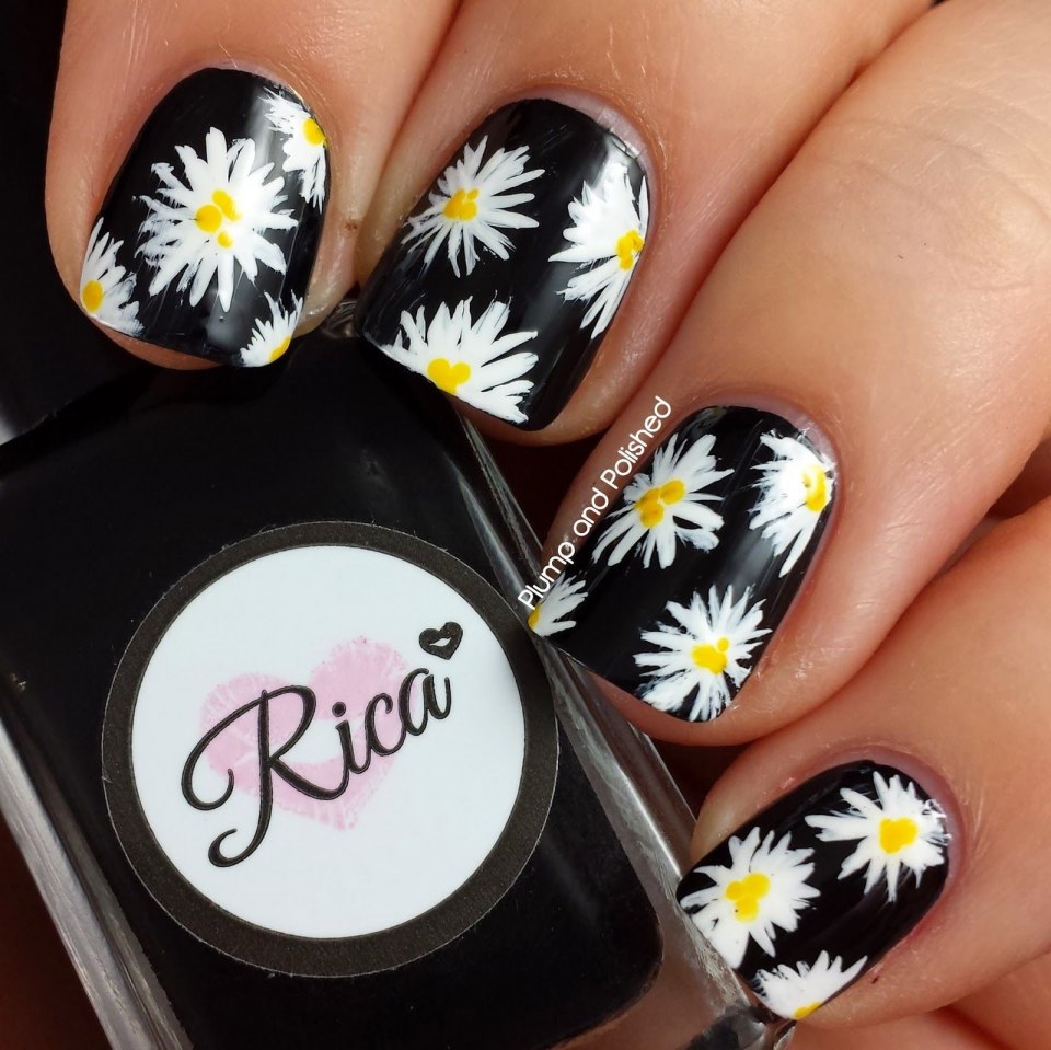 Маникюр с ромашками на ногтях