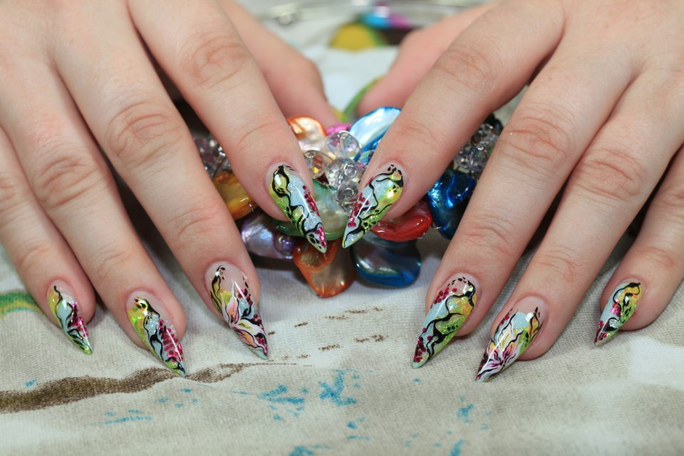 Маникюр с росписью