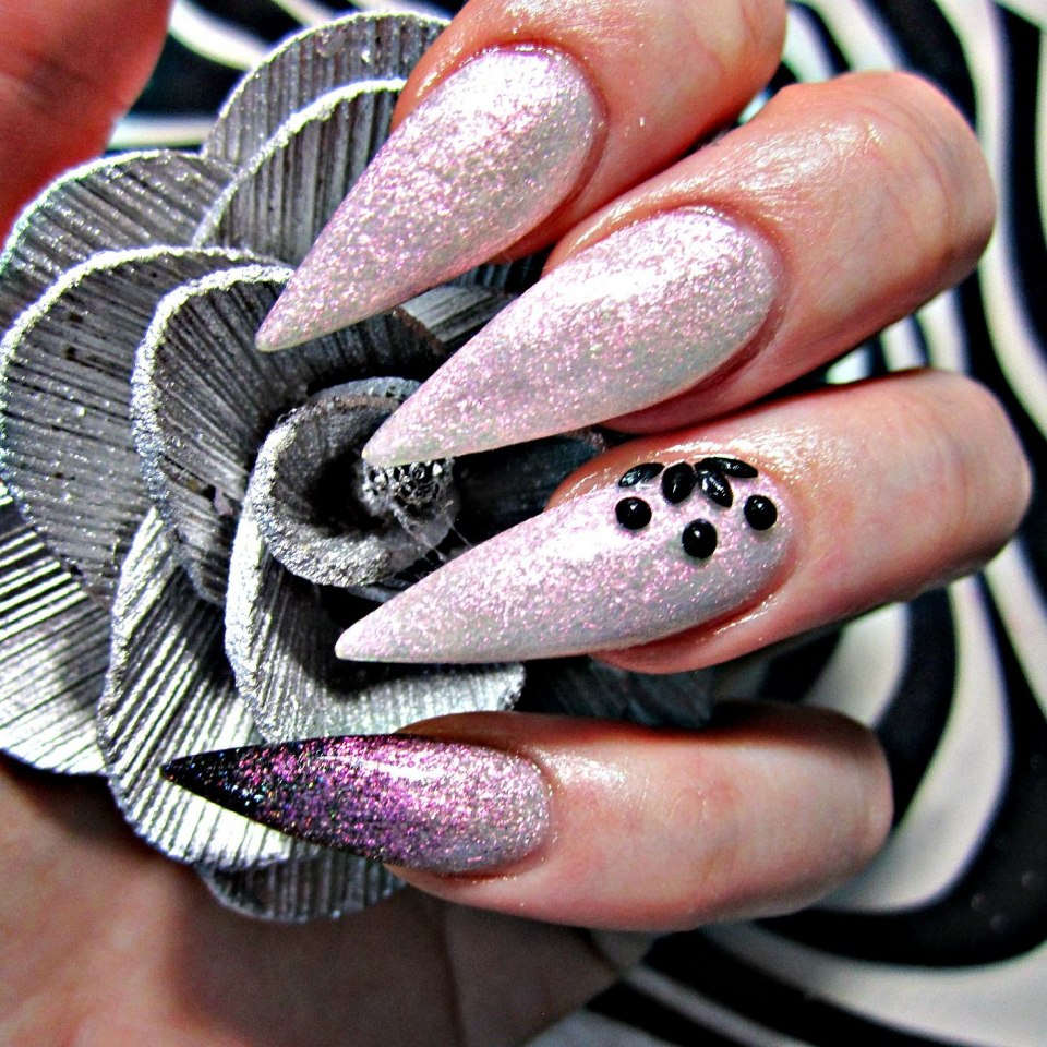 Маникюр стилет короткий