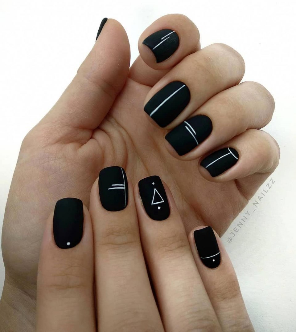 Черные короткие ногти