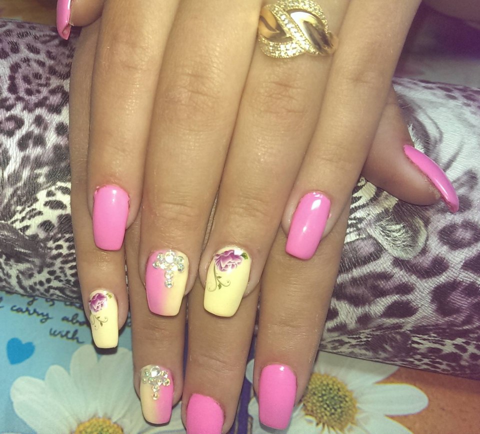 Маникюр с треугольниками