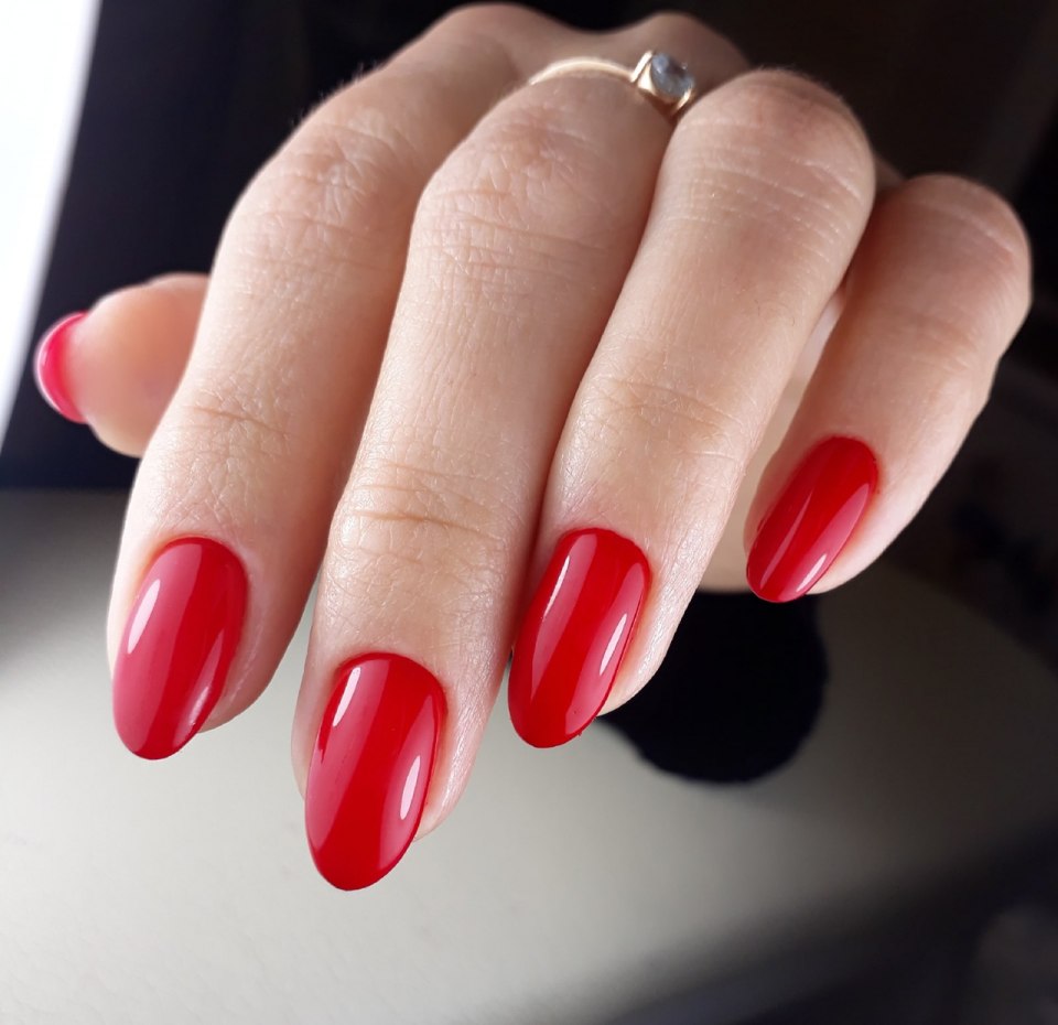 Миндальные ногти красного цвета