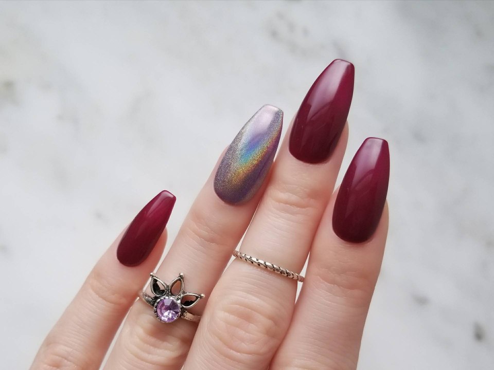 Красно-чёрный маникюр миндаль